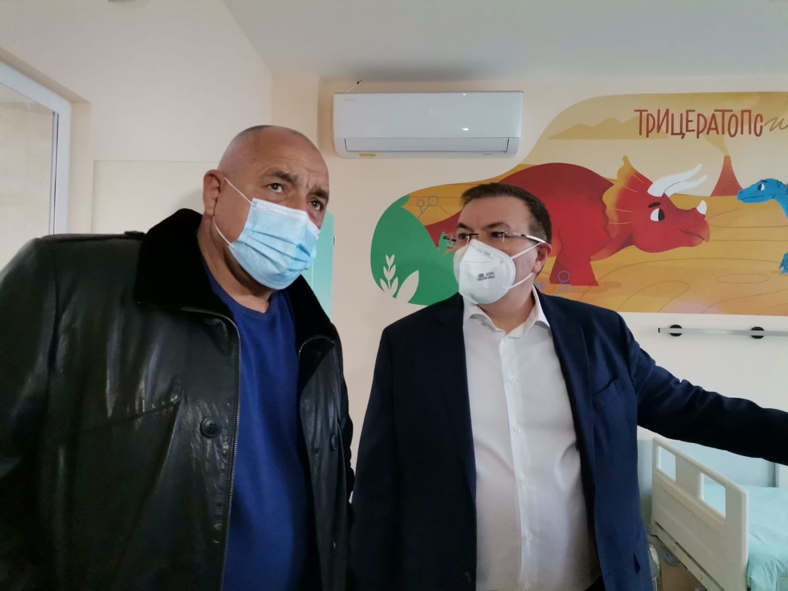 Бойко Борисов и здравният министър Костадин Ангелов огледаха стаите в педиатрията