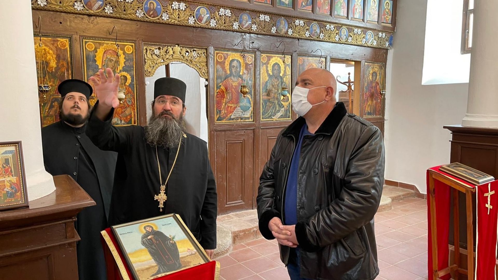 Борисов обиколи 5 манастира и обяви: Дойдат ли БСП и ДПС на власт, фондовете заминават (видео)