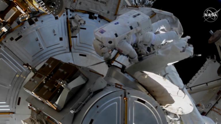Астронавти на НАСА излязоха в открития космос от МКС (видео на живо)