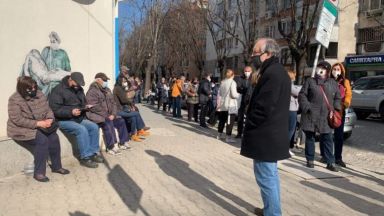 Отново опашки от чакащи се извиха пред болница Пирогов в