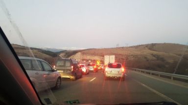 Километрично задръстване се образува на магистрала Струма в посока София