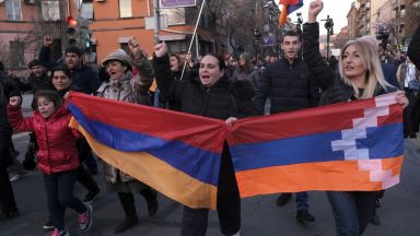 В арменската столица Ереван протестиращи нахлуха в правителствена сграда настоявайки