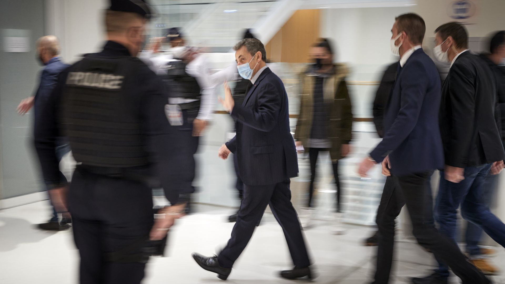 Бившият френски президент  Никола Саркози получи ефективна присъда за корупция