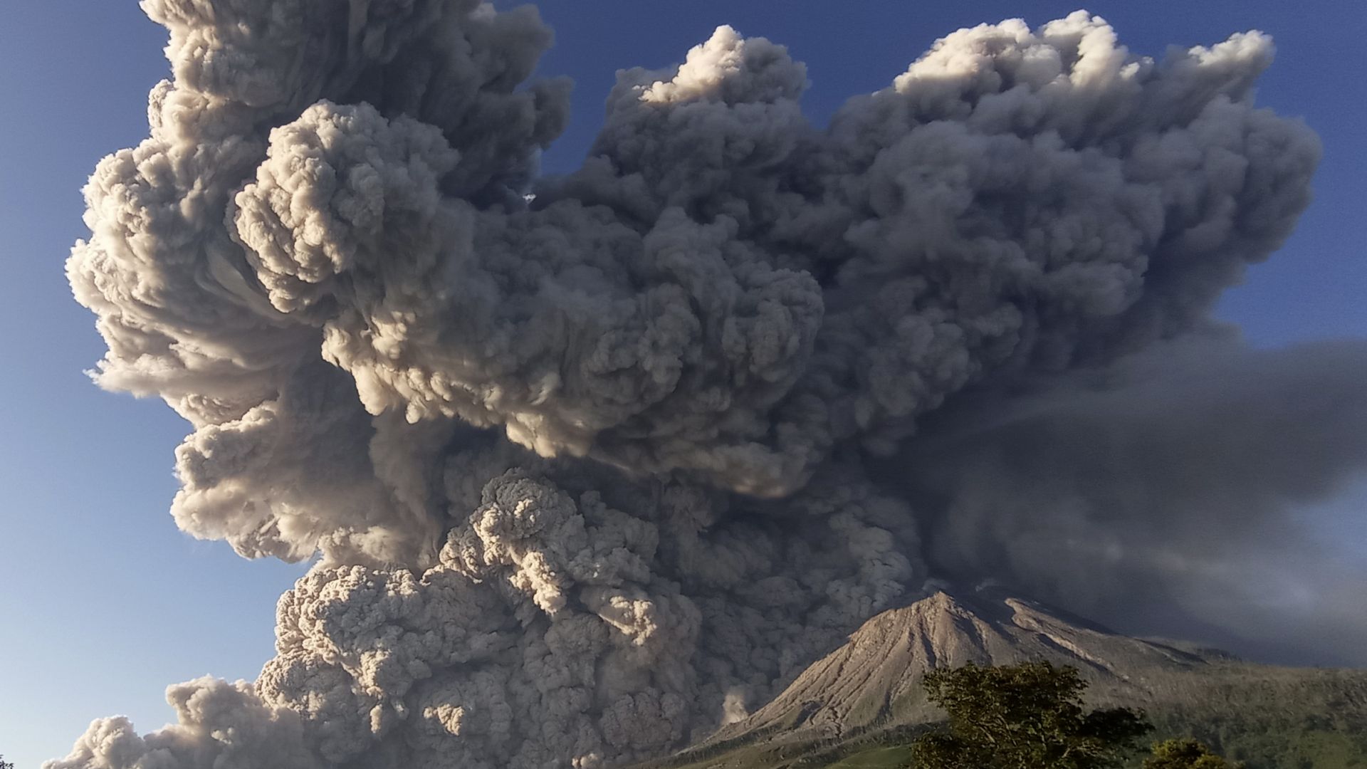 Вулканът Синабунг в Индонезия изригна и изхвърли гореща пепел на 3 км височина (снимки, видео)