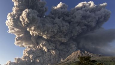 Виж още Вулканът Синабунг в Индонезия изригна и изхвърли гореща