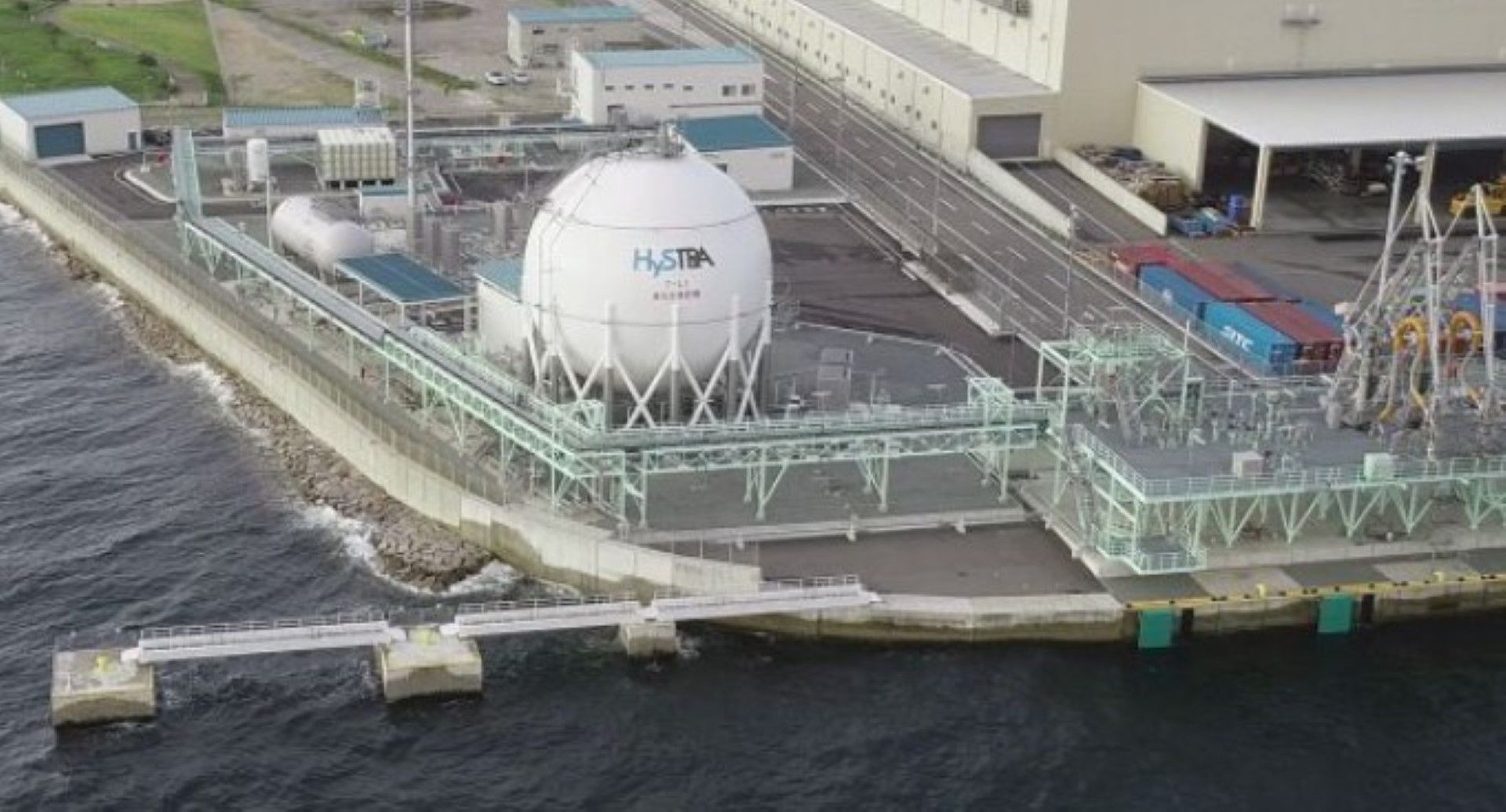 Газовият терминал Kobe LH2, който е първият в света за приемане на втечнен водород