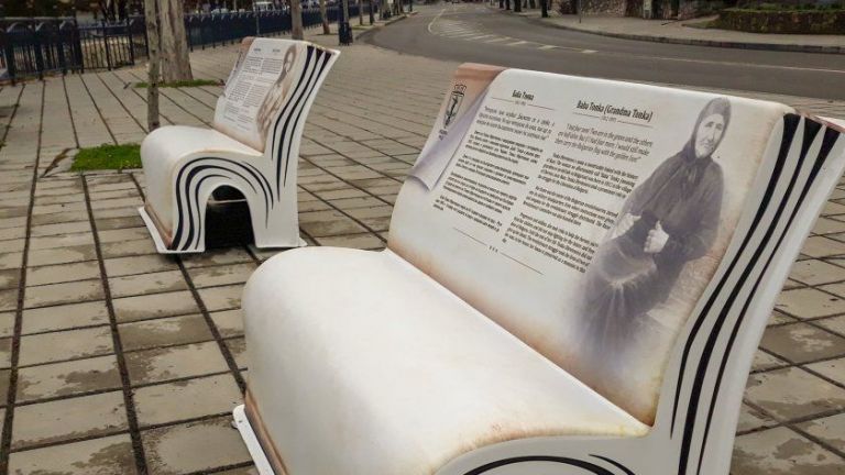 Пейки под формата на книги са поставени на няколко места