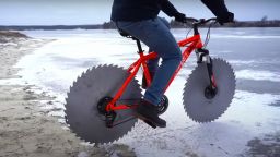 Ето така се кара колело по заледено езеро (видео)