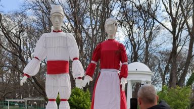 Големи Пижо и Пенда красят Детския кът и Слънчевия часовник