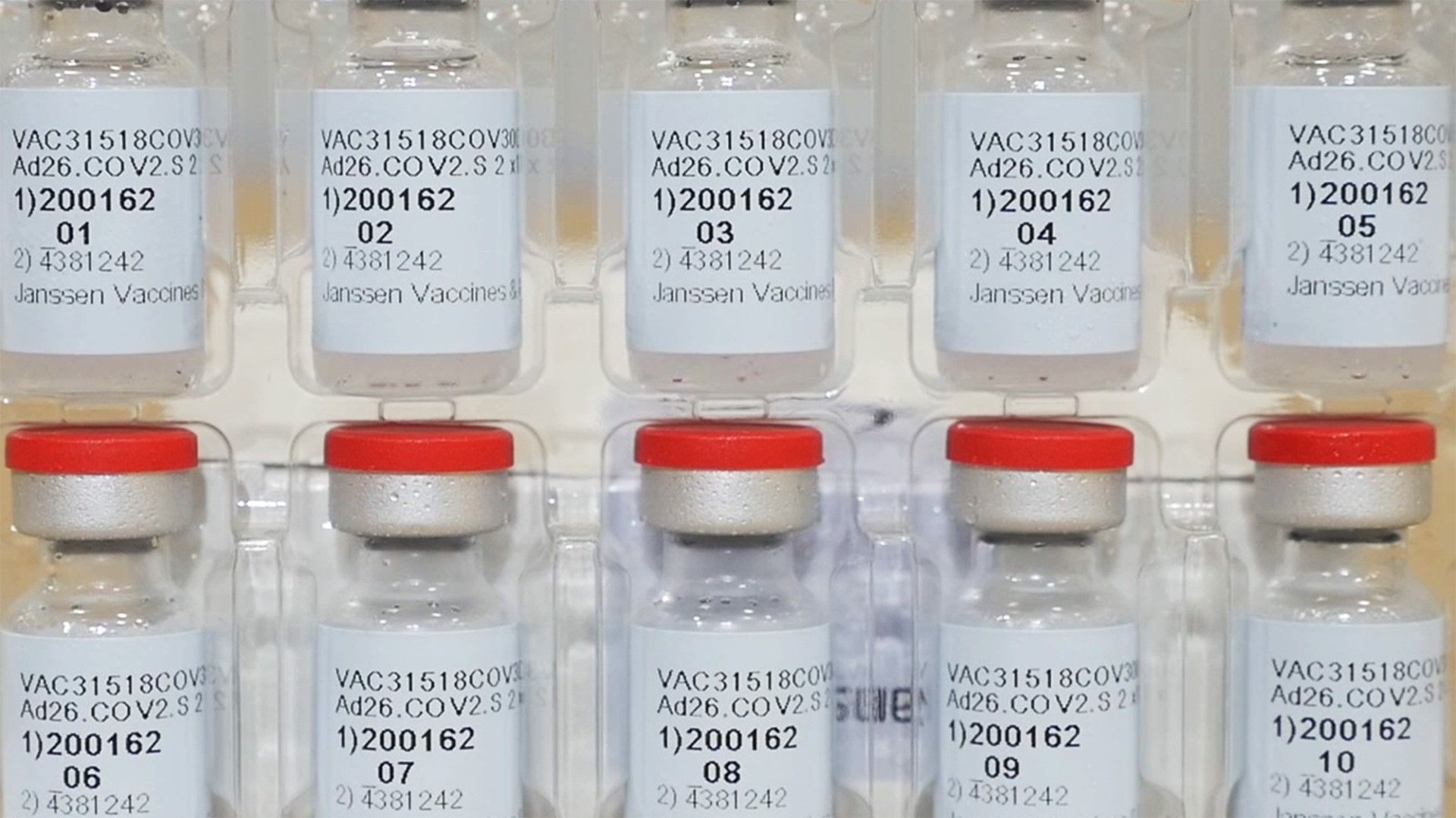 Ваксината се произвежда от фармацевтичното поделение на "Джонсън и Джонсън" - "Янсен"