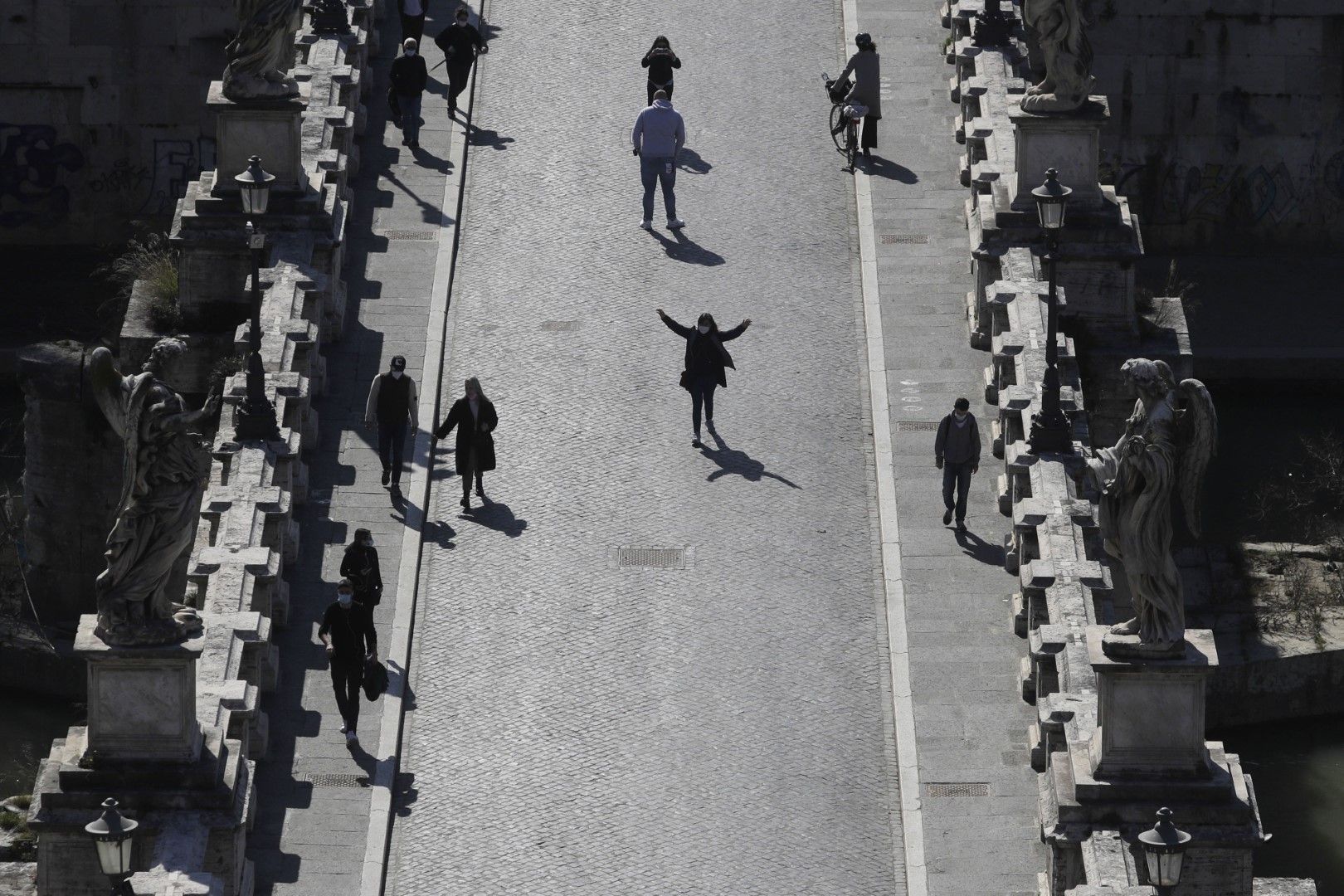 Хора се разхождат по моста "Сент Анджело" в Рим на 2 март