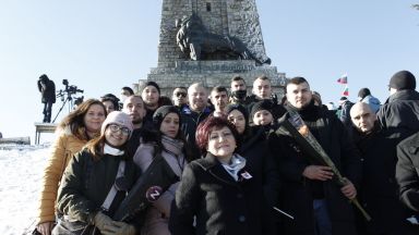 Днес сме тук на Шипка за да положим цветя