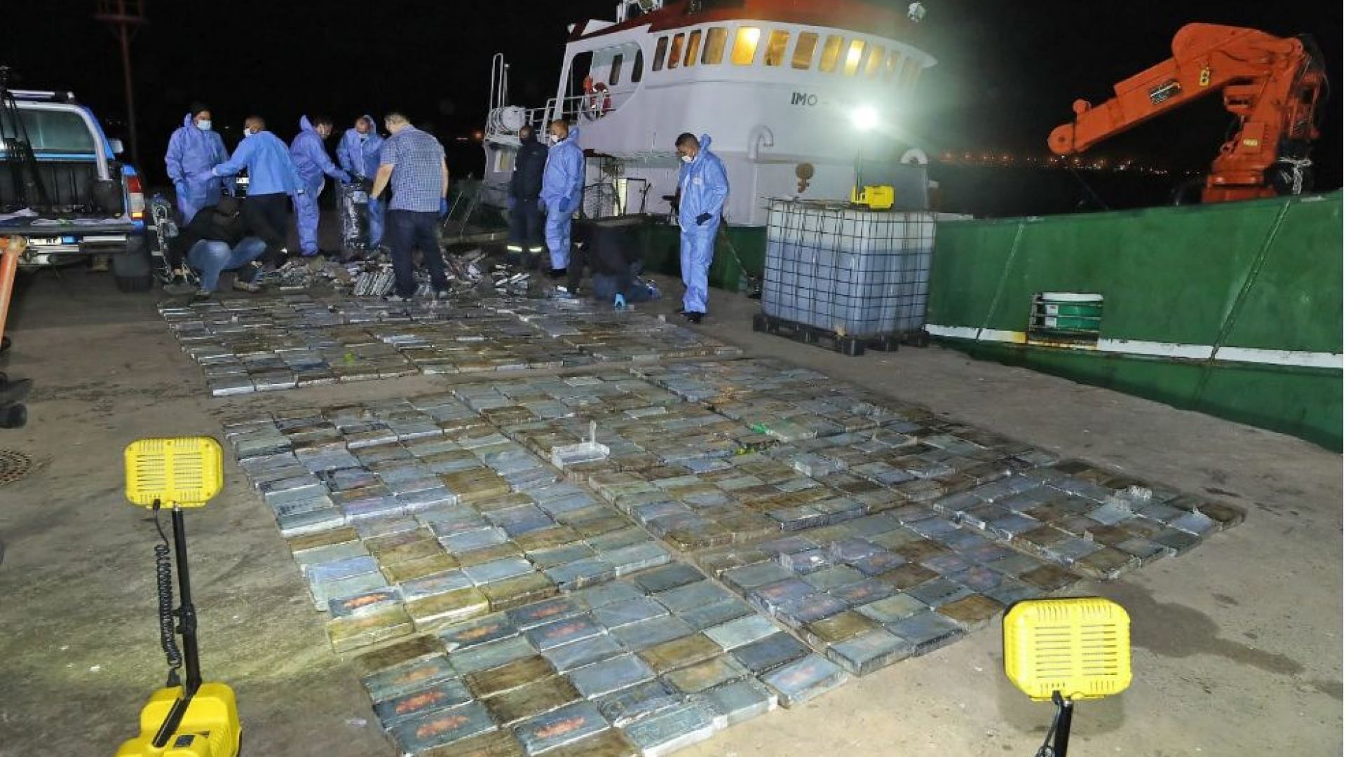 Арестуваха четирима български моряци с кокаин за $40 милиона (снимки)