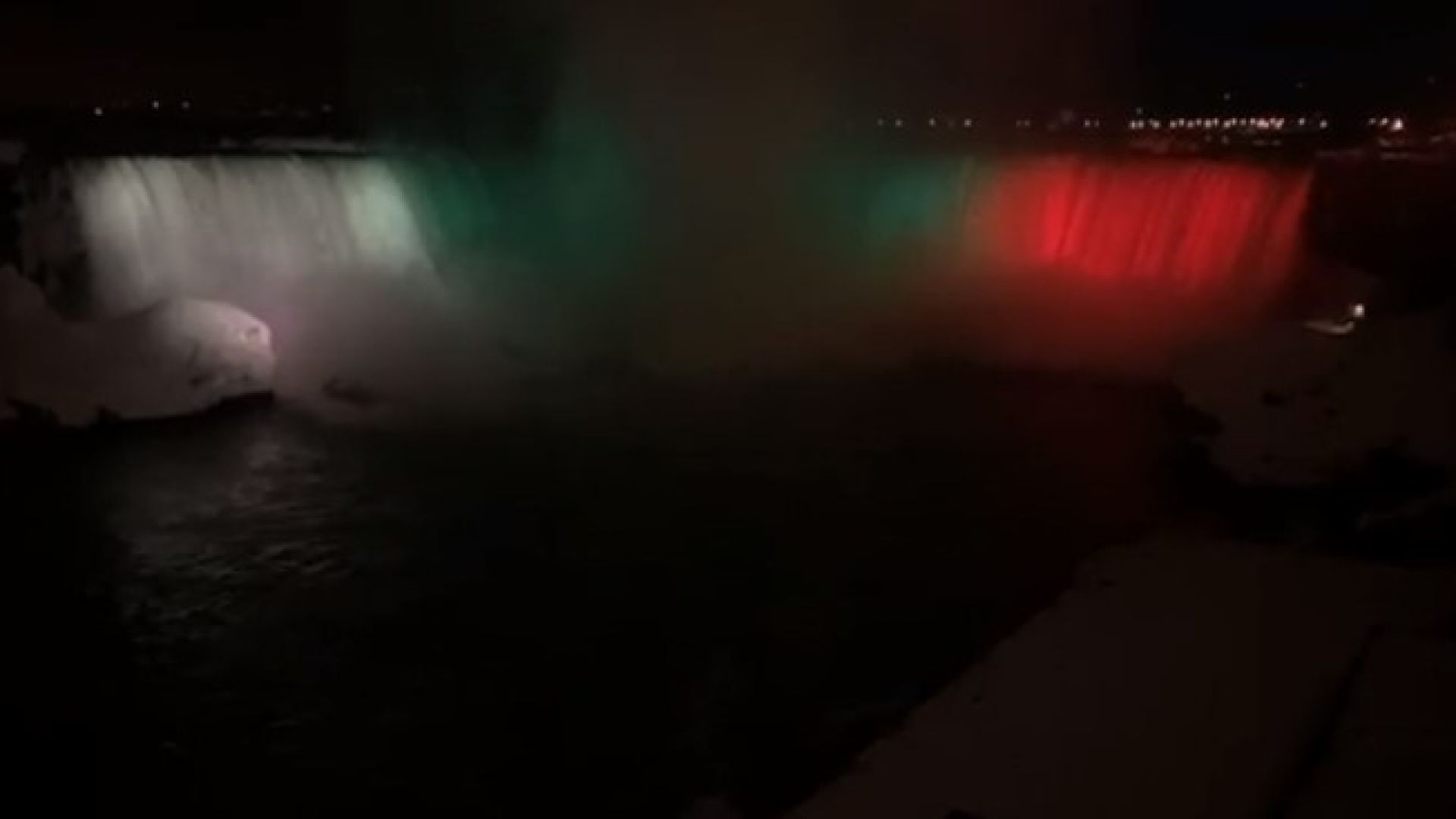 Ниагарският водопад грейна в цветовете на трибагреника (видео)