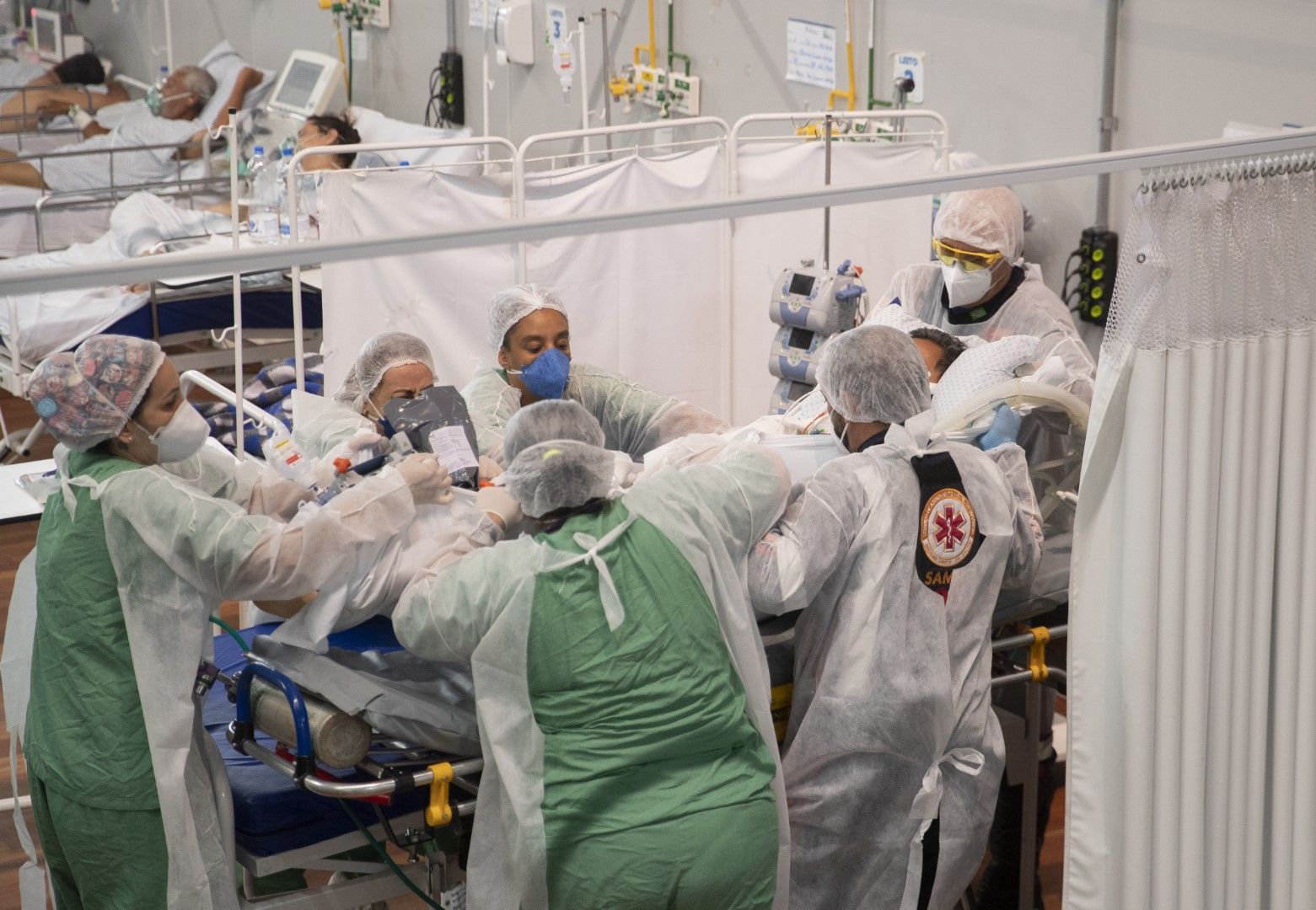 Медици се борят за живота на пациент в Сао Пауло