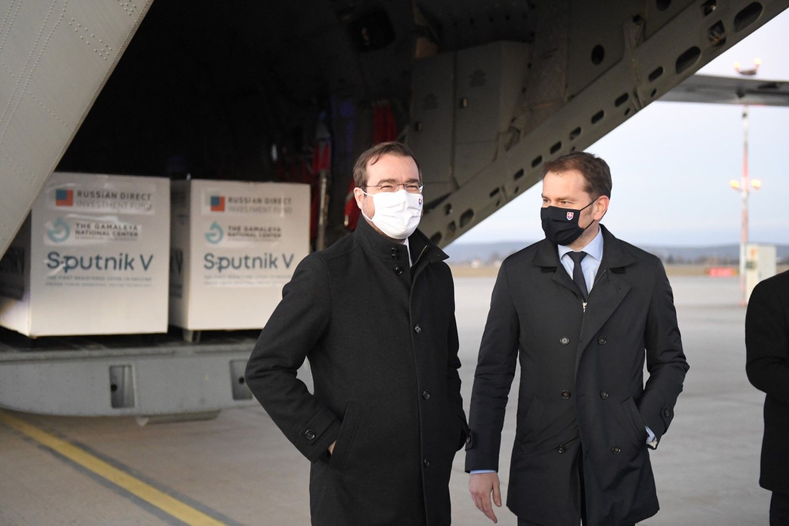 Премиерът на Словакия Игор Матович (вдясно) и здравният министър Марек Крайчи посрещат пратка от руската ваксина "Спутник V" на 1 март 