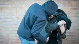 Двама мъже нахлуха в русенско училище и шамаросаха в кабинета 13-годишно момче