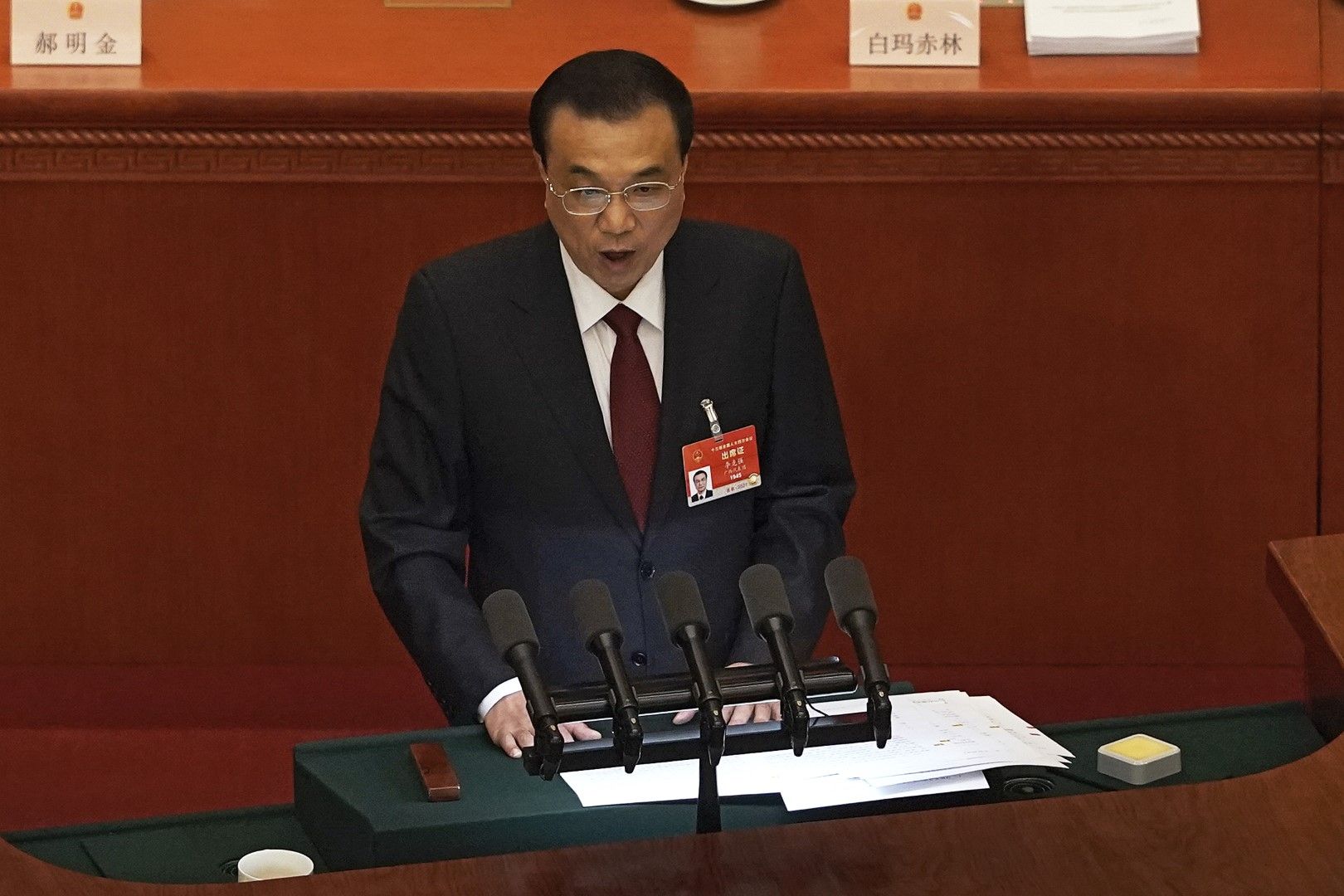 Премиерът Ли Къцян държи речта си по време на откриването на сесията на парламента