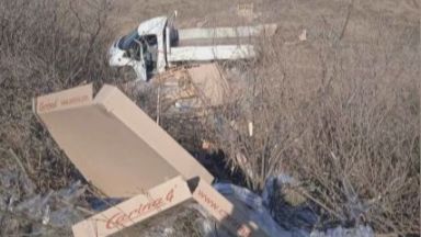 Товарен автомобил се оказа в пътната канавка след удар с