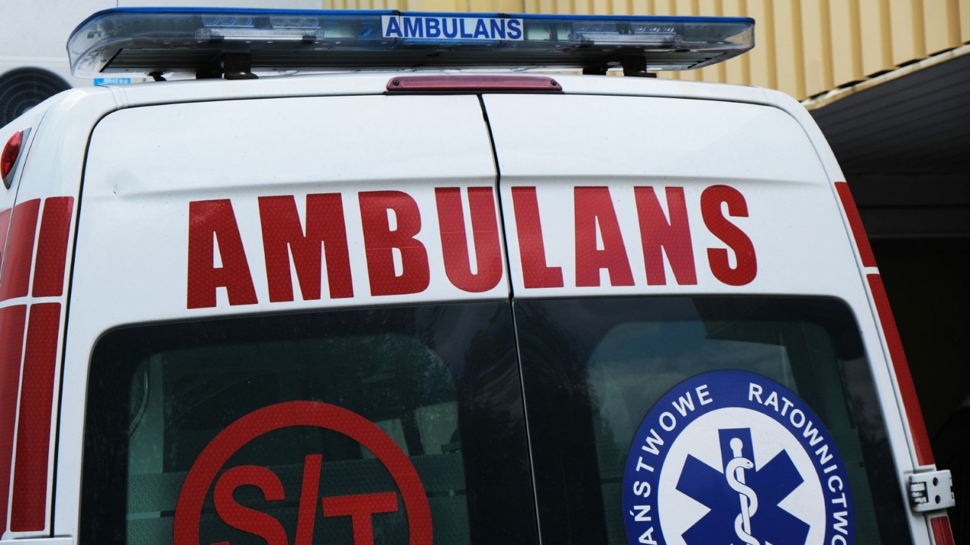 Жена е с тежки наранявания, след като кола я блъсна на спирка в София