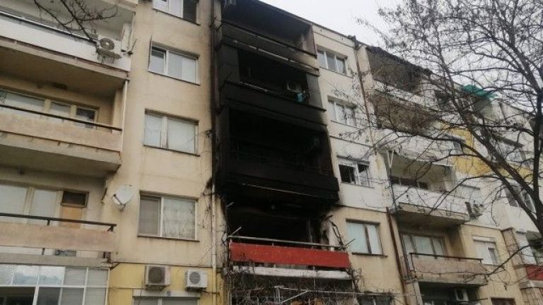 Пожар в жилищен блок в квартал Коматево в Пловдив. Пламъците