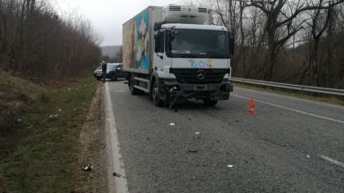 Катастрофа между лек и товарен автомобил затруднява движението през Прохода