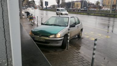 Лек автомобил Пежо самокатастрофира и се качи на тротоара на