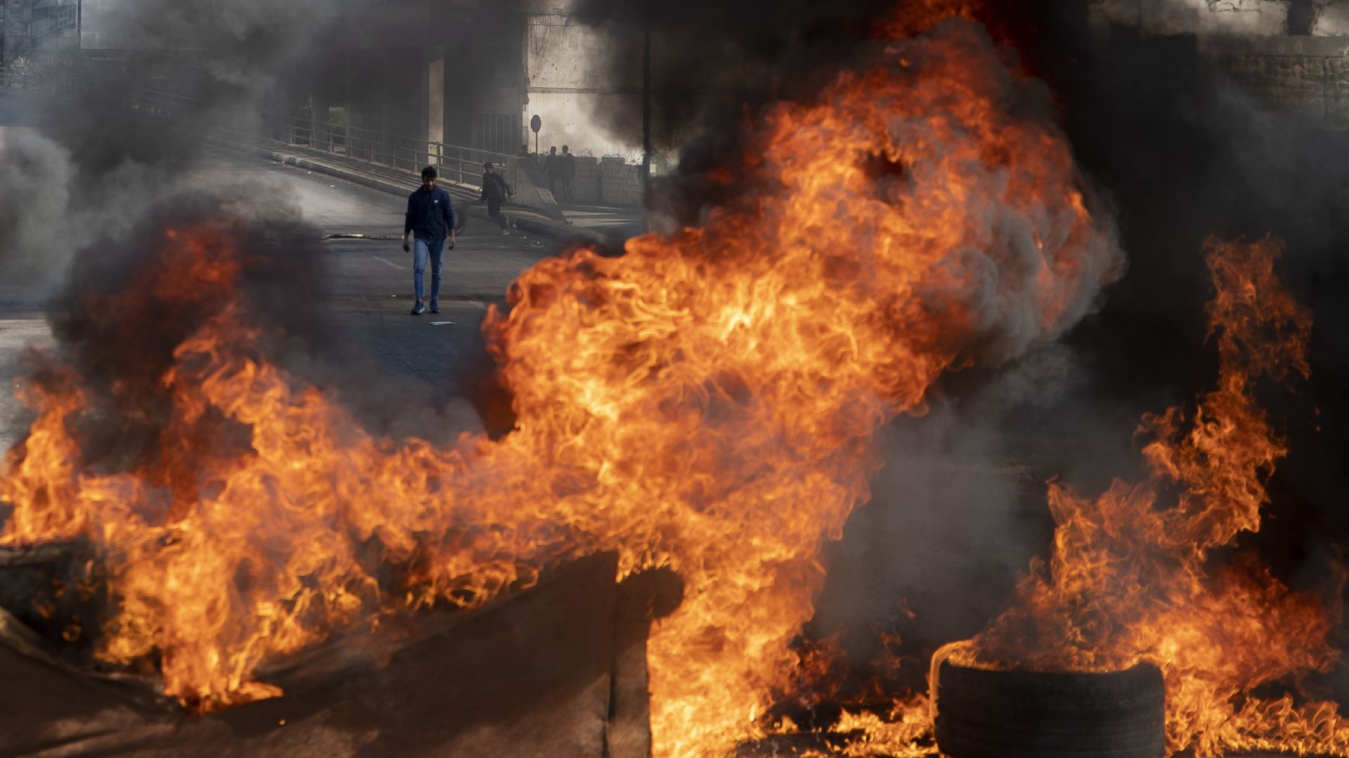 Бурни протести и размирици в Ливан, след като парите им се обезценяват (снимки)