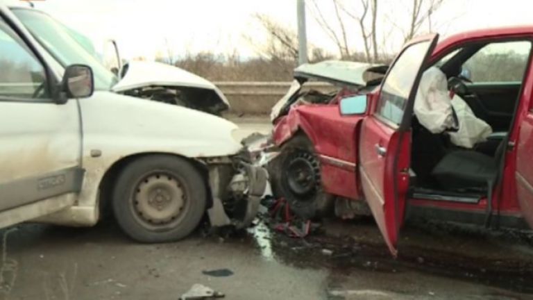 Шофьор избяга след тежка катастрофа в София. От МВР заявиха,