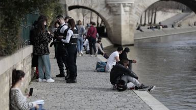 За втори последователен уикенд полицията в Париж ще контролира кейовете