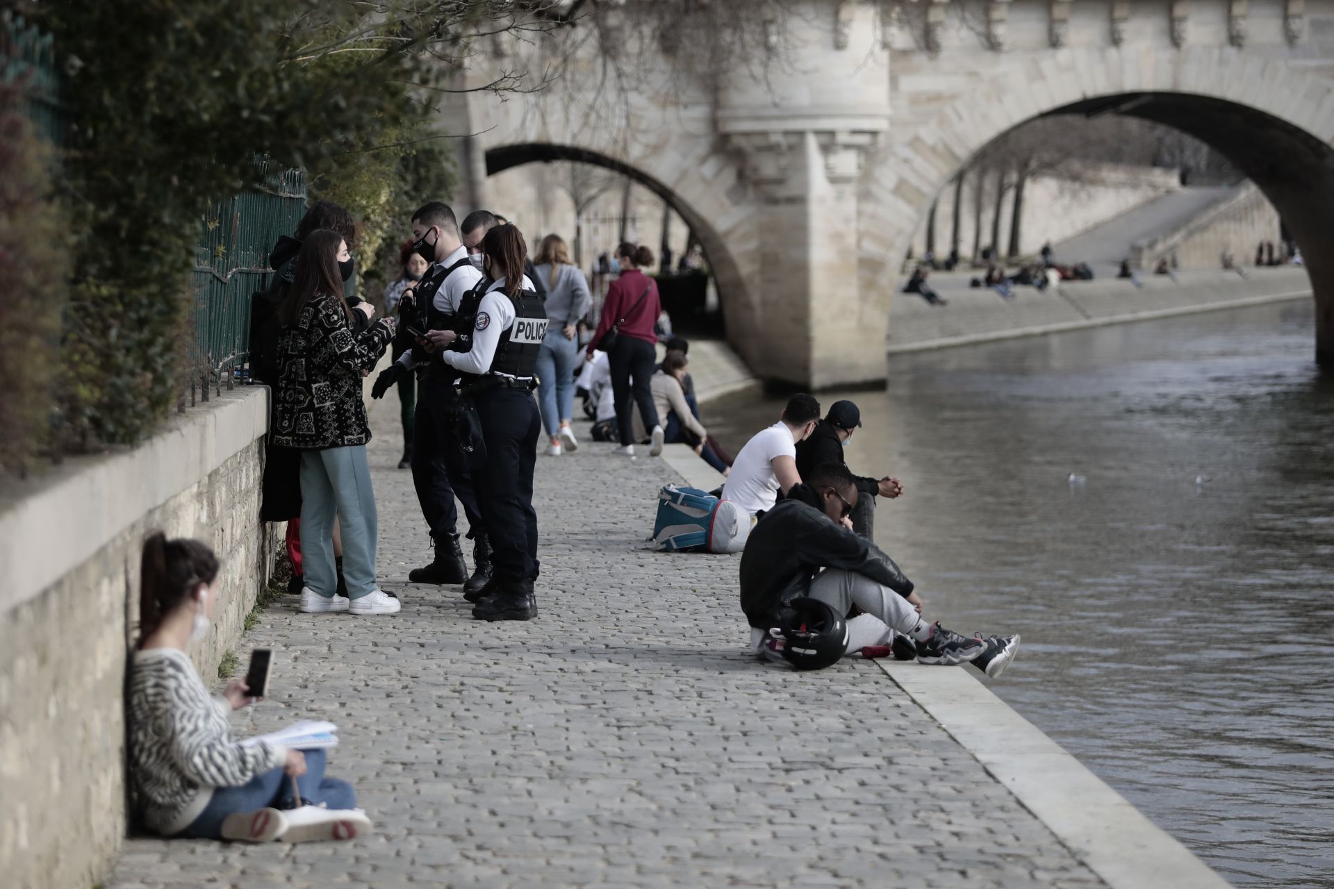 За втори последователен уикенд полицията в Париж ще следи кейовете на река Сена