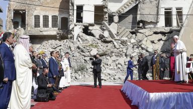Насред руините оставени от ислямистите в Мосул днес папа Франциск