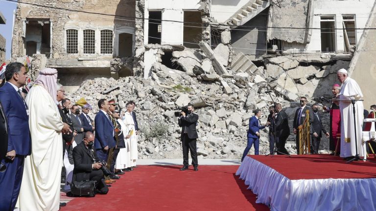 Насред руините, оставени от ислямистите в Мосул, днес папа Франциск
