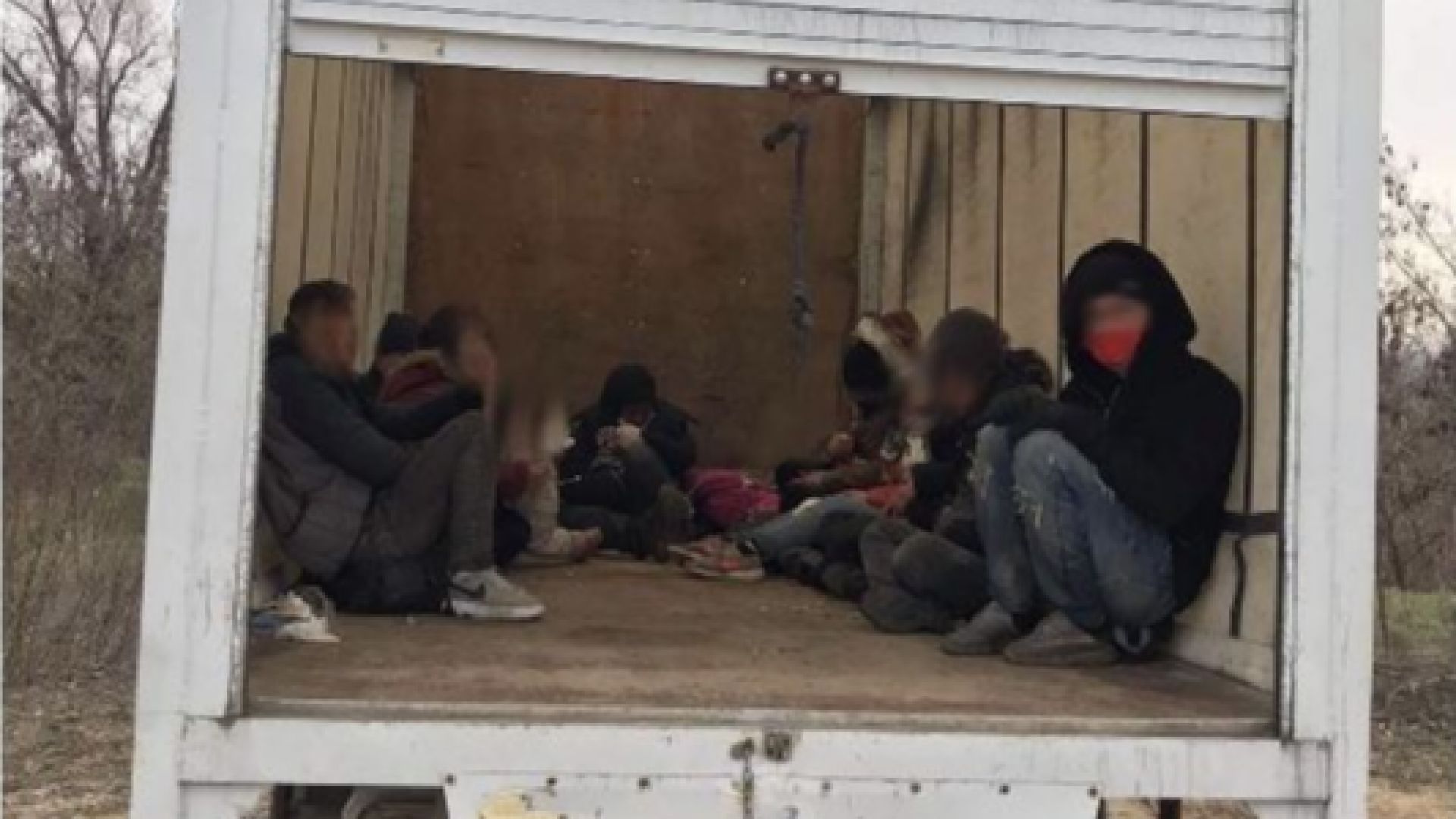 Заловиха нелегални мигранти и каналджии край границата