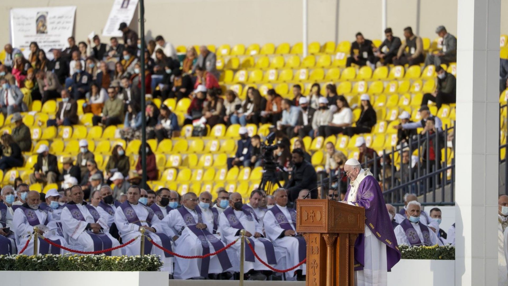 Папата отслужи най-голямата си меса в Ирак пред хиляди вярващи  на стадион в град Ербил