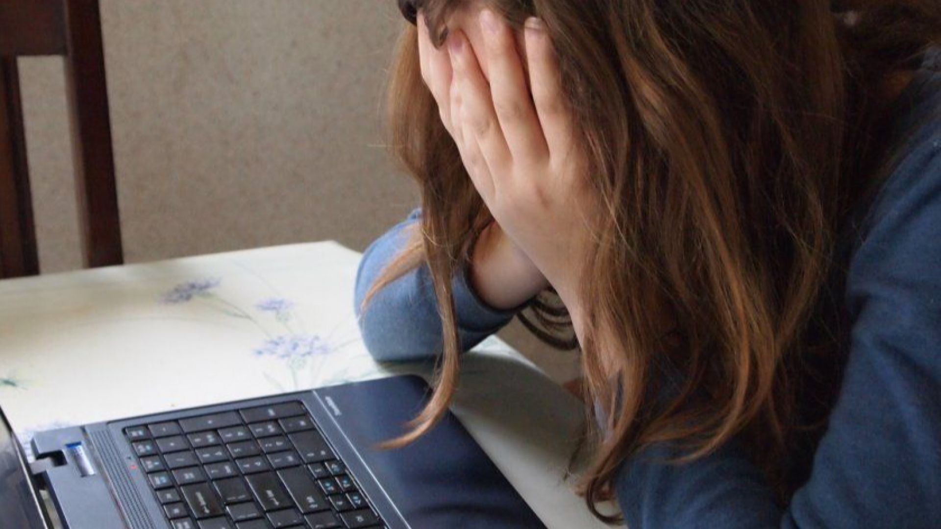 Една от пияните ученички, колабирали на онлайн урок, е с коронавирус