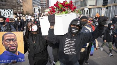 Шествие от хиляди демонстранти проточило се зад символичен бял ковчег