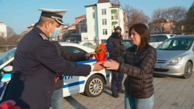 Пловдивската полиция продължава осмомартенската си традиция Цвете на пътя