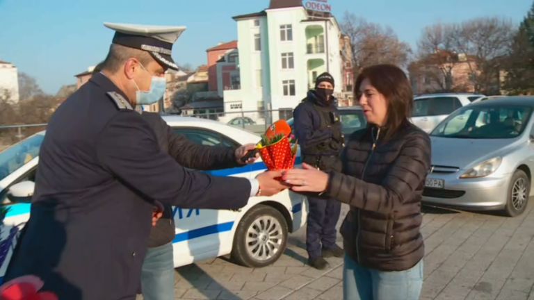 Пловдивската полиция продължава осмомартенската си традиция - Цвете на пътя.