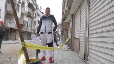 Пловдивчанинът Станислав Марков който вчера е пропаднал в новоремонтиран тротоар