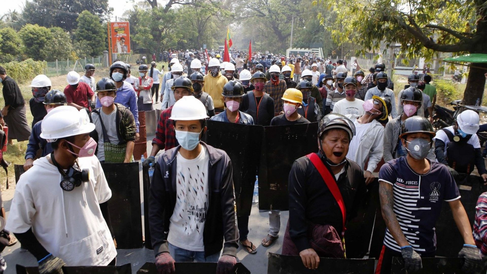 Хунтата сее смърт в Мианма, магазините затварят, заводите спират