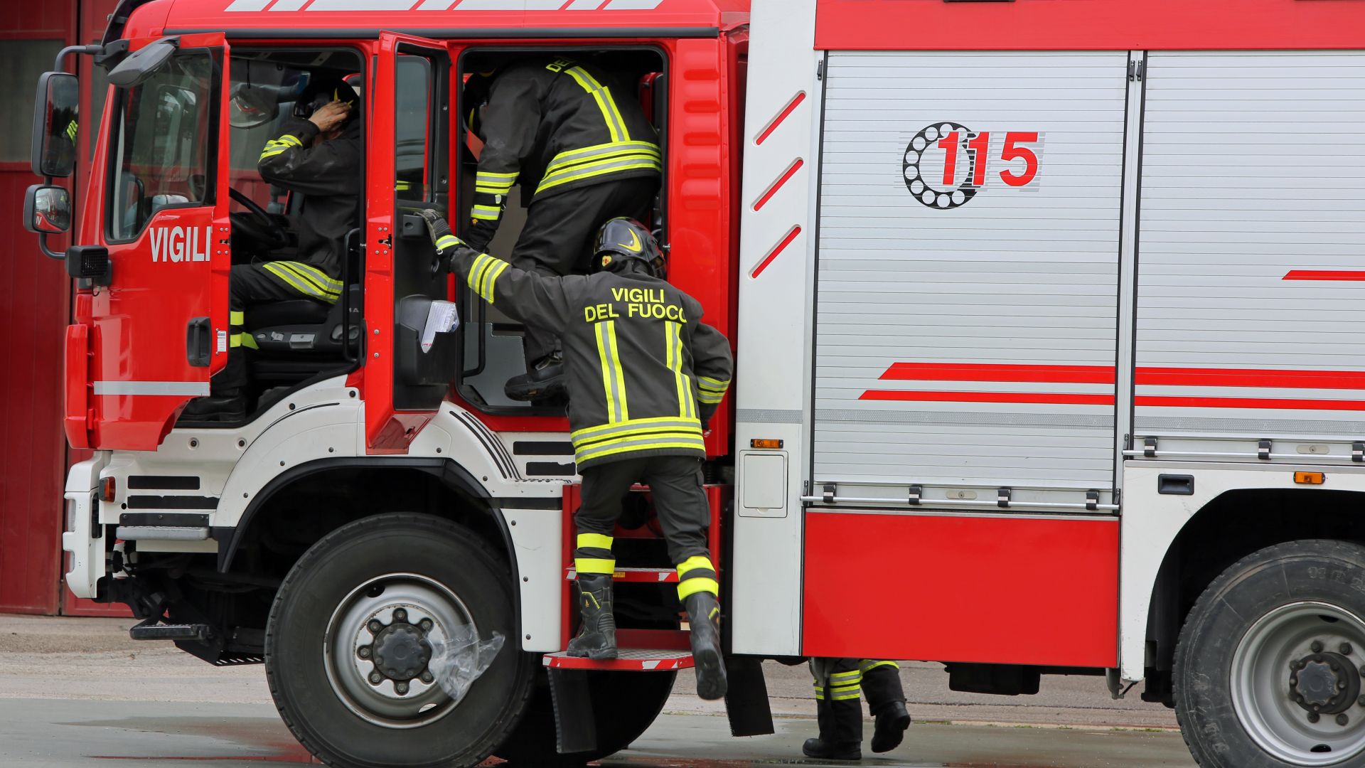 Пожар пламна в оръжейния завод "Аркус" в Лясковец