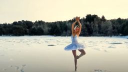 Балерина танцува върху лед при минус 15 градуса Целзий