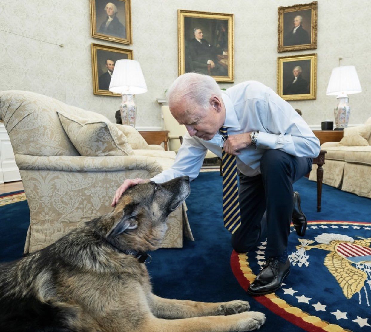 Президентът гали любимото си куче