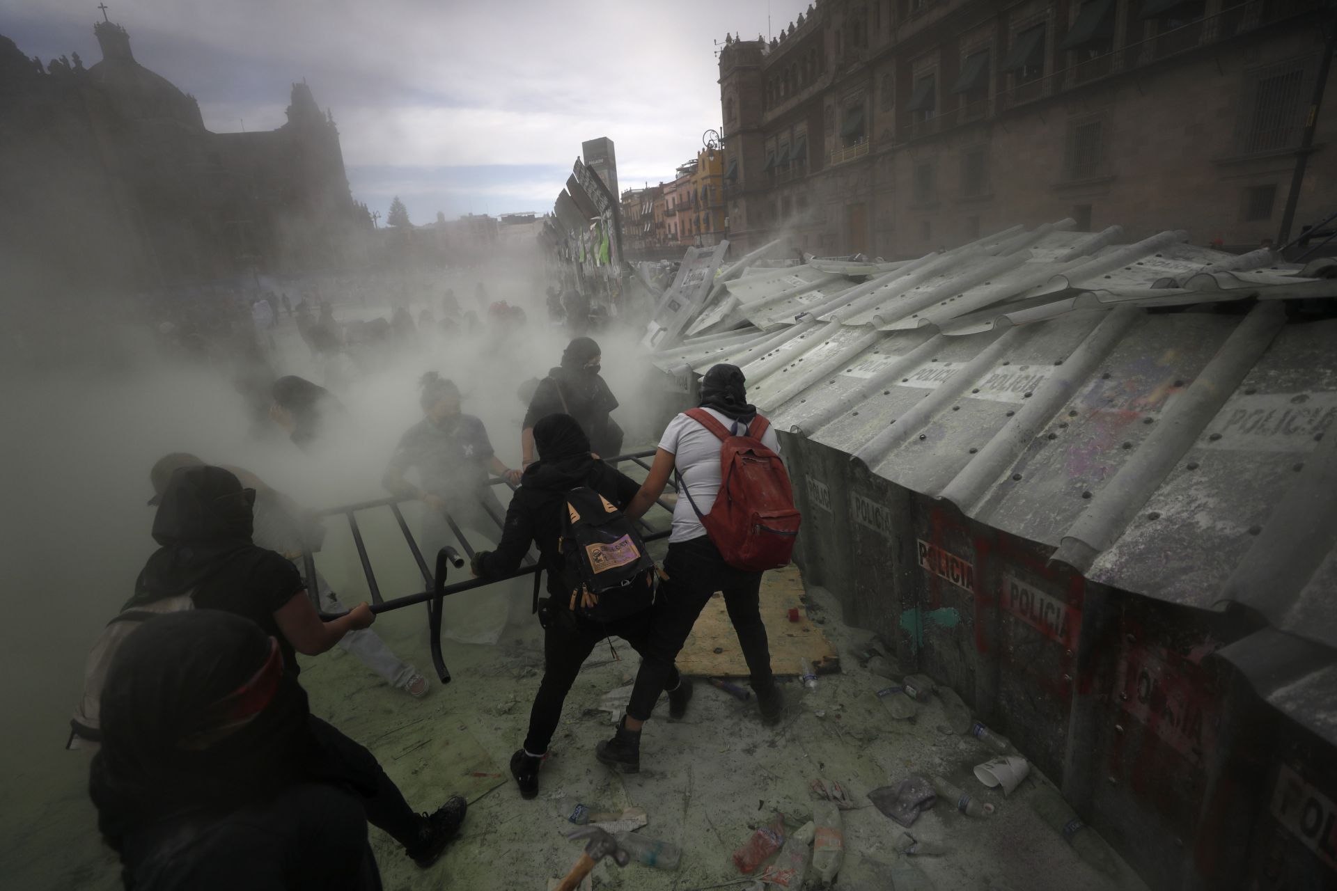 Демонстранти събориха част от огражденията около Националния дворец, което накара полицията да използва сълзотворен газ, за да ги разпръсне