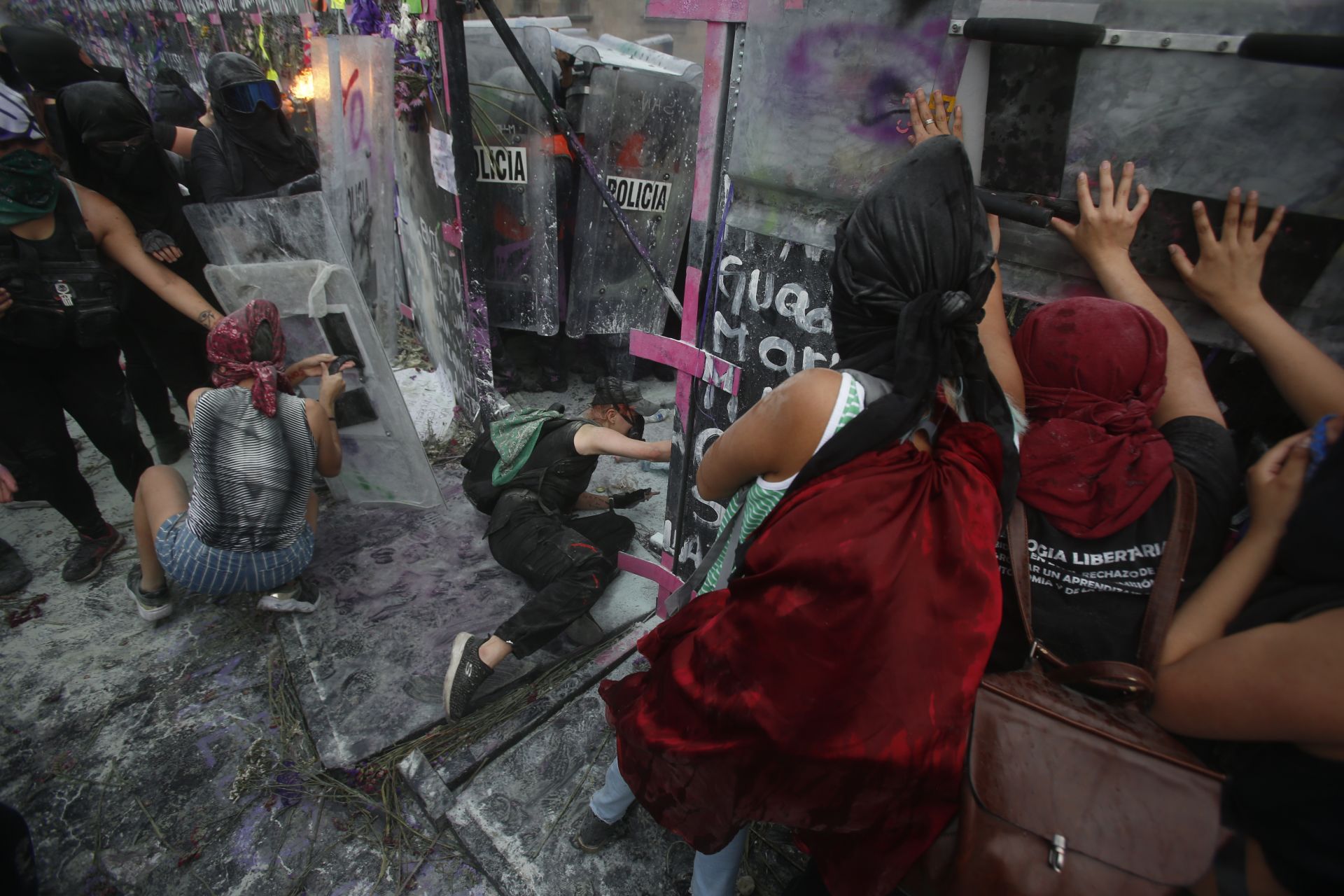 Чел заехал в центр митинга феминисток мексике. Мексиканские феминистки. Бунт феминисток. Бунт женщин.