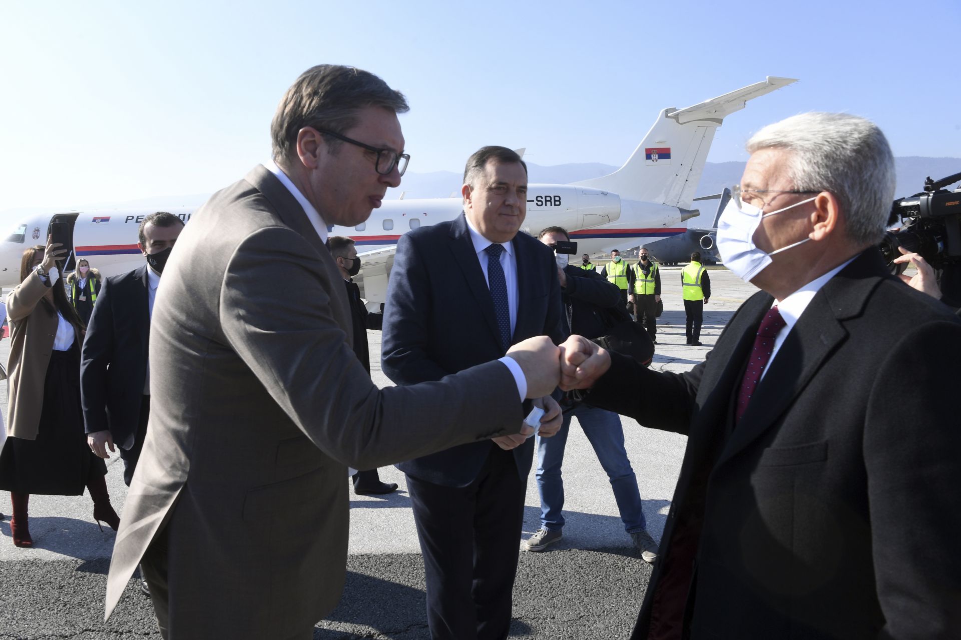 Александър Вучич вляво и мюсюлмански член на тристранното президентство на Босна Сефик Дзаферович се поздравяват на летище Сараево при доставка на ваксините от Сърбия