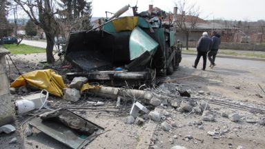 Двама души пострадаха при инцидент със специализирана асфалтополагаща машина в