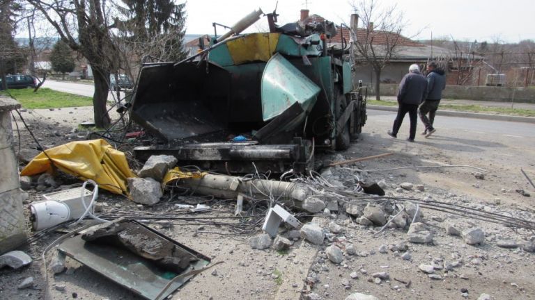 Двама души пострадаха при инцидент със специализирана асфалтополагаща машина в