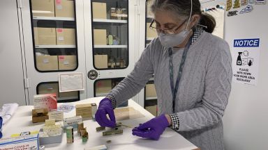 Националният музей за американската история Смитсониън придоби флакона от първата